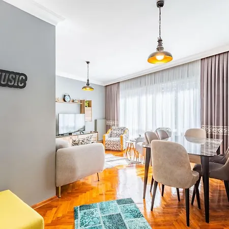 Stylish In Moda Near Popular Attractions With Balcony *