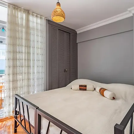 Stylish In Moda Near Popular Attractions With Balcony شقة