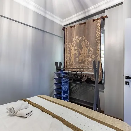 Stylish In Moda Near Popular Attractions With Balcony